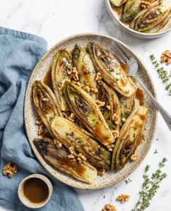 Endives braisées airfryer bien dorées, face coupée caramélisée au miel, servies en accompagnement simple et rapide