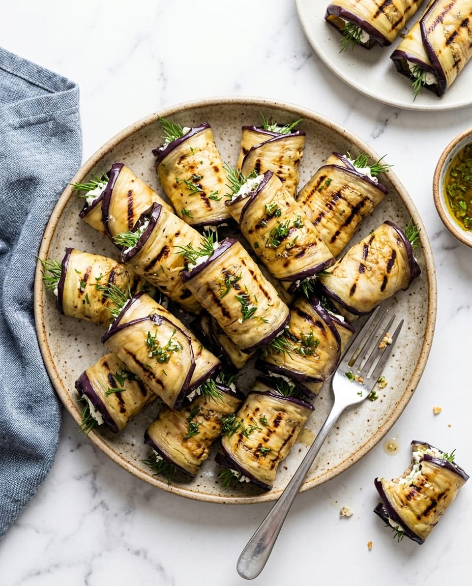 Aubergine au airfryer dorée et fondante, bords croustillants, servie chaude avec citron et herbes