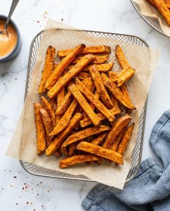 Frites de patate douce au air fryer dorées et croustillantes, servies tout juste sorties du panier, texture fondante