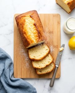 Part de gâteau au yaourt airfryer moelleux, dessus doré et légèrement caramélisé, prête à être dégustée