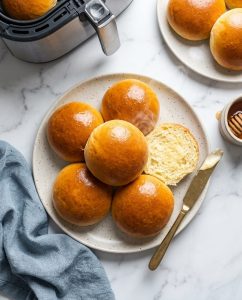 Brioche moelleuse facile au airfryer dorée, mie filante et légère, posée sur une table de cuisine