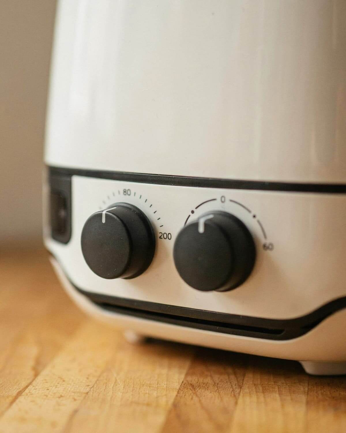 Panneau mécanique d’un air fryer d’entrée de gamme avec une molette de température et une molette de durée