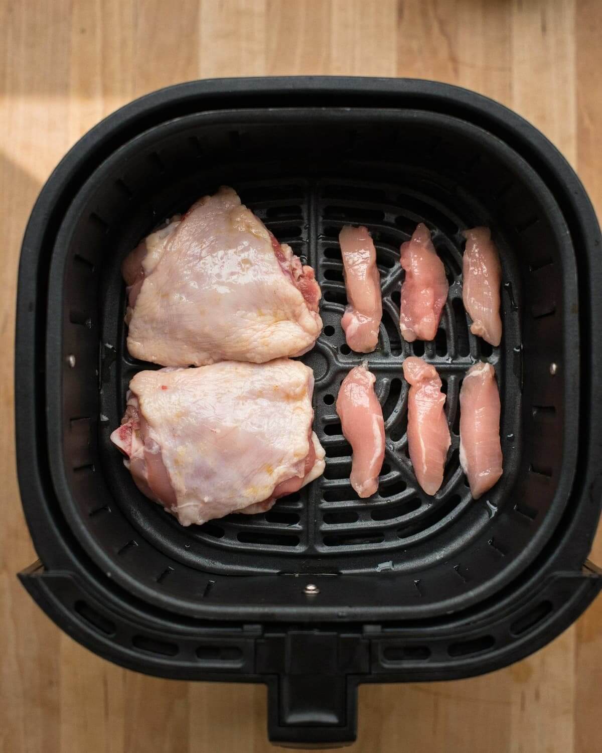 Deux hauts de cuisse épais et six aiguillettes fines dans le même panier d’air fryer