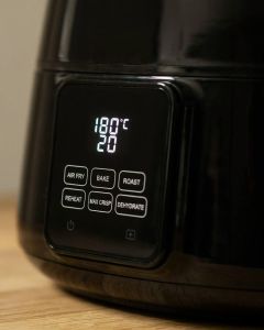 Panneau de commandes d’un air fryer affichant 180 °C et les six modes AIR FRY, BAKE, ROAST, REHEAT, MAX CRISP et DEHYDRATE