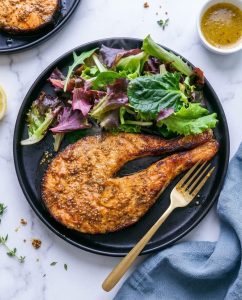 Pavé de saumon air fryer doré et moelleux, laqué miel moutarde, servi avec accompagnement léger